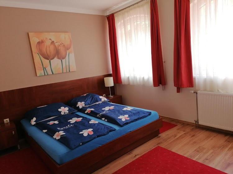 לינה וארוחת בוקר Nyíregyháza Staff House מראה חיצוני תמונה