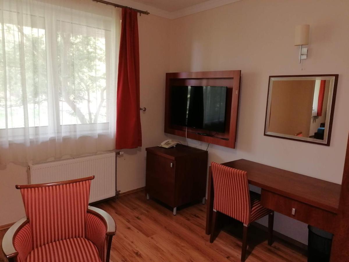 לינה וארוחת בוקר Nyíregyháza Staff House מראה חיצוני תמונה