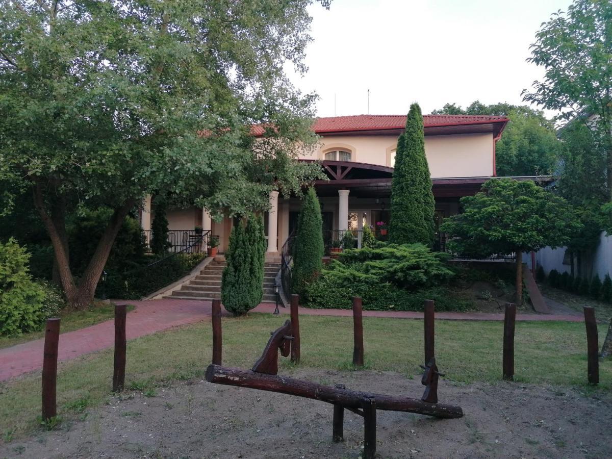 לינה וארוחת בוקר Nyíregyháza Staff House מראה חיצוני תמונה