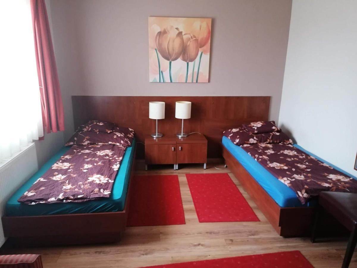 לינה וארוחת בוקר Nyíregyháza Staff House מראה חיצוני תמונה