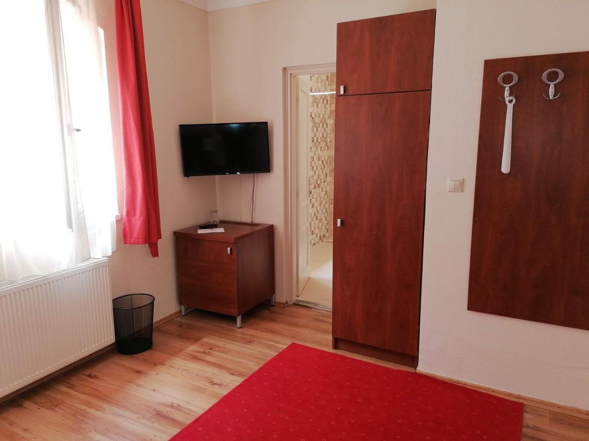 לינה וארוחת בוקר Nyíregyháza Staff House מראה חיצוני תמונה